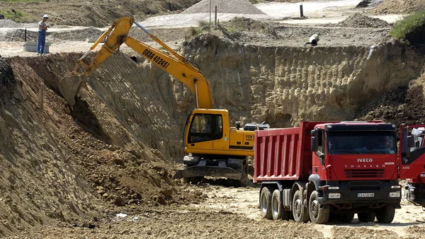 トラクターと 2005 年 5 月 15 日ブルガリア、ソフィアのダンプ トラックで建設現場 — ストック写真