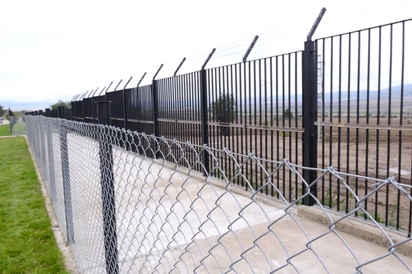 Arame farpado contra a passagem de imigrantes — Fotografia de Stock