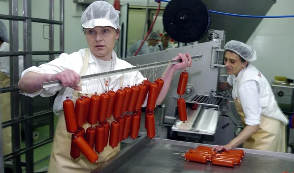 Trabajadores del matadero en el refrigerador, 14 de junio de 2006 en una fábrica de carne, Sofía, Bulgaria . — Foto de Stock