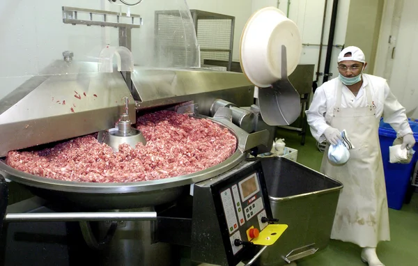 Trabajadores del matadero en el refrigerador, 14 de junio de 2006 en una fábrica de carne, Sofía, Bulgaria . — Foto de Stock