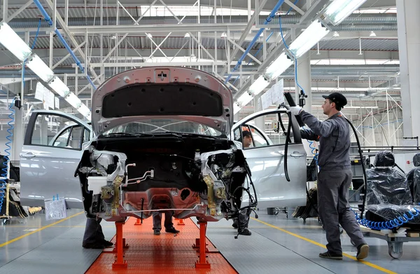 İnsanlar araba fabrikasında çalışıyorum 