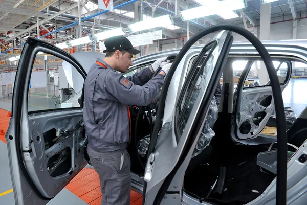İnsanlar araba fabrikasında çalışıyorum 