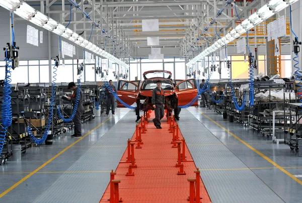 As pessoas trabalham na fábrica de carros — Fotografia de Stock