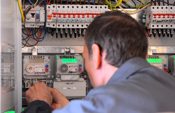 Ingénieur électricien constructeur inspectant l'équipement de comptoir électrique — Photo