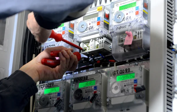 Engenheiro construtor de eletricista inspecionando equipamentos de balcão elétrico — Fotografia de Stock