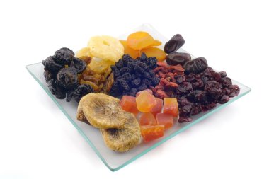 Kurumuş meyveler beyazda izole edilmiş.