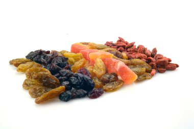 Kurumuş meyveler beyazda izole edilmiş.