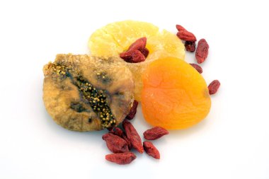 Kurumuş meyveler beyazda izole edilmiş.