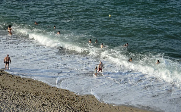 人们在黑海 Sinemorets，保加利亚在八月六日的海滩上放松 2016年 — 图库照片