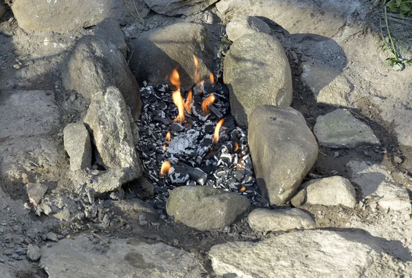 Yanan ateşi ile açık şömine — Stok fotoğraf