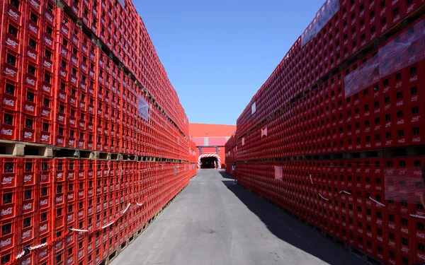 Софія - Болгарія - 31 може 2016 - пляшки Coca-Cola заводі — стокове фото