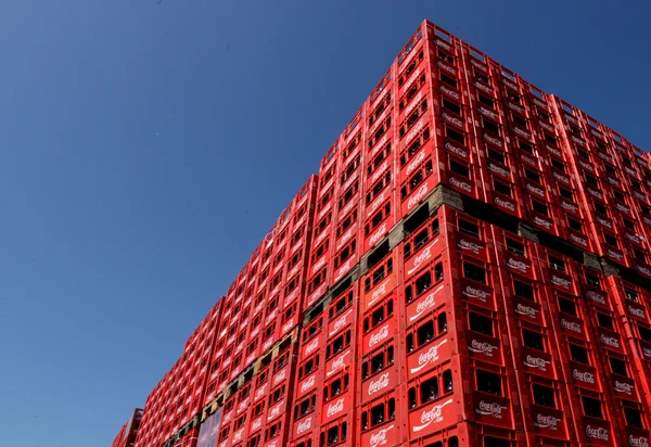 Sofia - Bulgarien - 31 maj 2016 - coca-cola flaskor i fabriken — Stockfoto