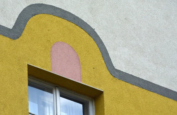 Färgglada fönster och detalj på ett hus i Sofia Bulgaria på july7, 2016 — Stockfoto