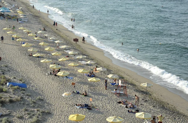 People relax on the beach of the Black Sea in Sinemorets, Bulgaria on August 6, 2016 — стоковое фото