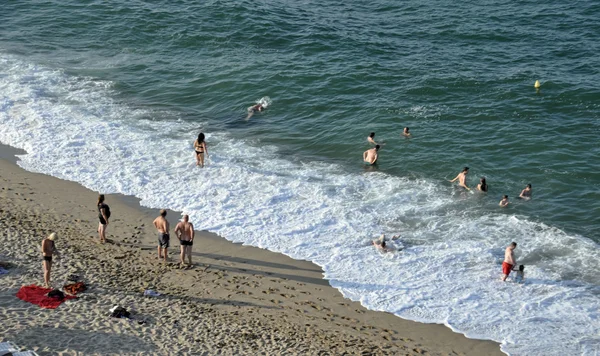 As pessoas relaxam na praia do Mar Negro em Sinemorets, Bulgária, em 6 de agosto de 2016 — Fotografia de Stock