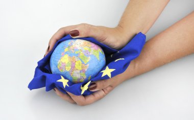 kadın eli ile globul