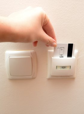Kartı ile elektronik kilit eklenen ve otel odasında ahşap duvar ışık geçer