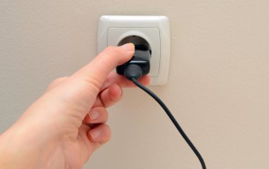 Kadın el bağlamak elektrik fişi