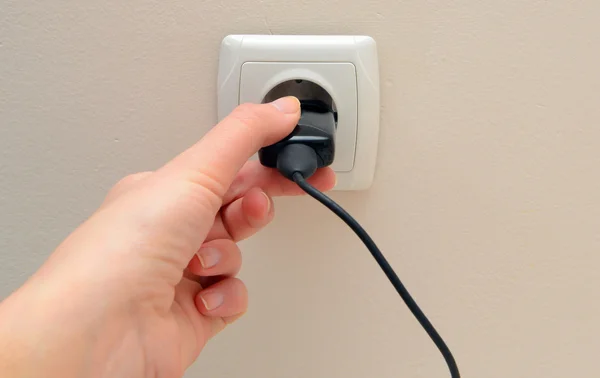 Kadın el bağlamak elektrik fişi
