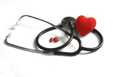 Kırmızı Kalp ve steteskop.