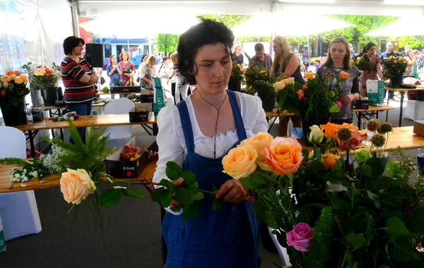 People finishing beautiful and rich bouquet on the competition for florists in Sofia, Bulgaria Aprl 30, 2013 — Stock Photo, Image