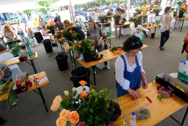 Människor slutade vackra och rika bukett på tävlingen för florister i Sofia, Bulgarien Aprl 30, 2013 — Stockfoto