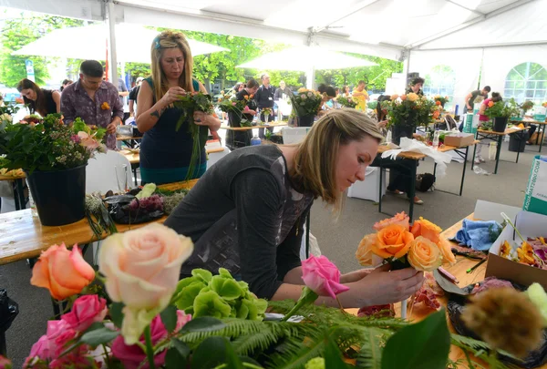 人们对竞争的花店在索非亚，保加利亚时间 30，2013年整理美丽富饶花束 — 图库照片