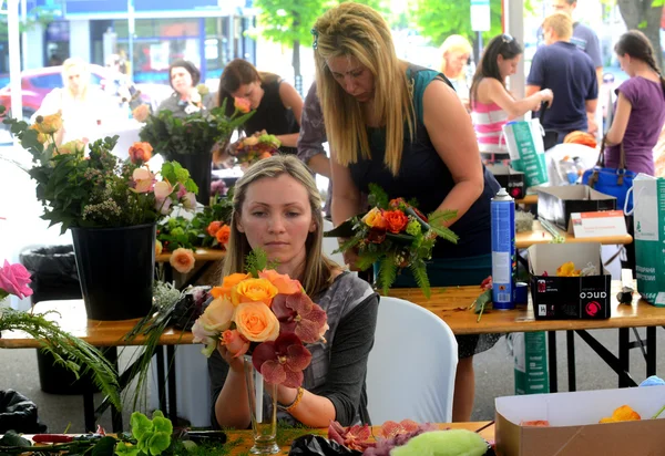 People finishing beautiful and rich bouquet on the competition for florists in Sofia, Bulgaria Aprl 30, 2013 — Stock Photo, Image