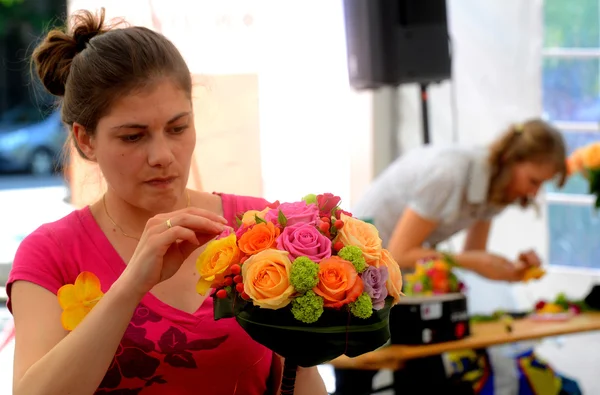 Människor slutade vackra och rika bukett på tävlingen för florister i Sofia, Bulgarien Aprl 30, 2013 — Stockfoto