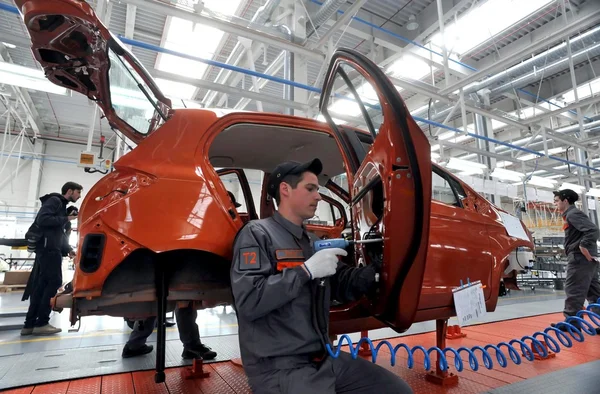 As pessoas trabalham na fábrica de carros em Lovech, Bulgária, 21 de fevereiro de 2012 — Fotografia de Stock