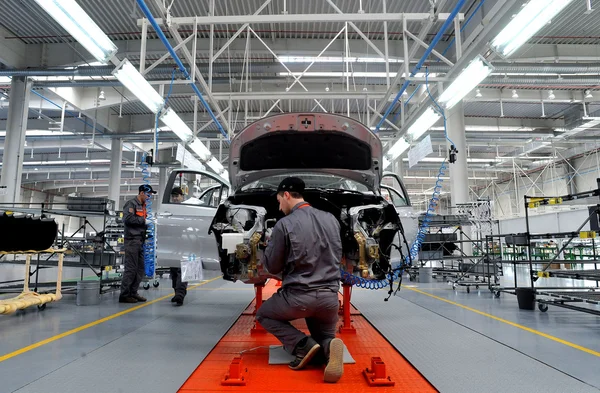 As pessoas trabalham na fábrica de carros em Lovech, Bulgária, 21 de fevereiro de 2012 — Fotografia de Stock