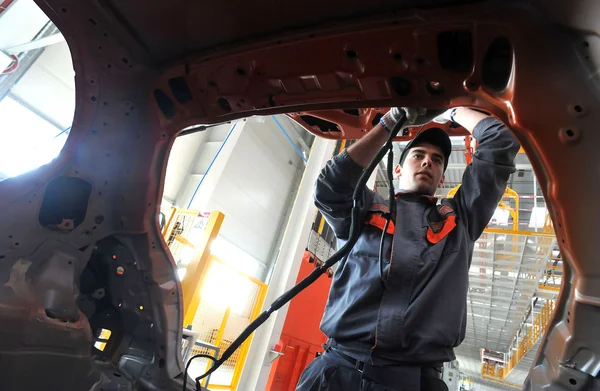 2012 年 2 月 21 日在洛维奇、 保加利亚、 汽车厂工作的人 — 图库照片