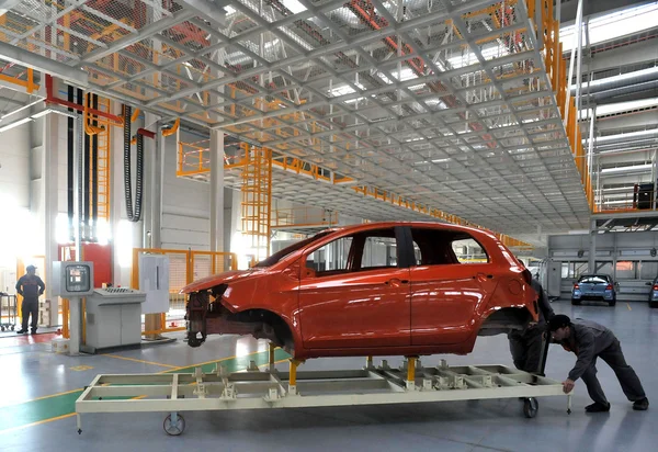 As pessoas trabalham na fábrica de carros em Lovech, Bulgária, 21 de fevereiro de 2012 — Fotografia de Stock