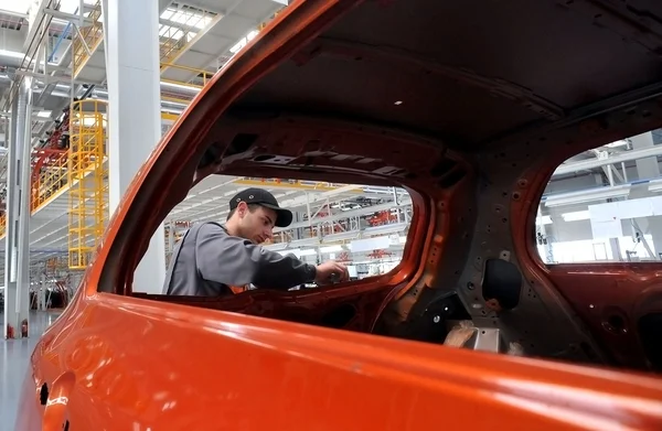 Lidé pracují v továrně auto v Lovech, Bulharsko, 21 února 2012 — Stock fotografie