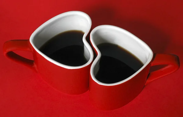 Rotes Herz Tasse Kaffee auf dem Tisch — Stockfoto