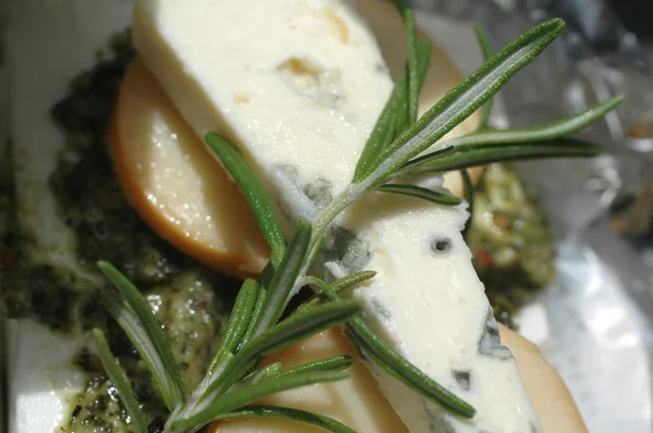 Rebanadas de queso con hierbas frescas —  Fotos de Stock