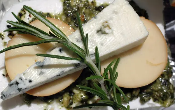 Rebanadas de queso con hierbas frescas —  Fotos de Stock