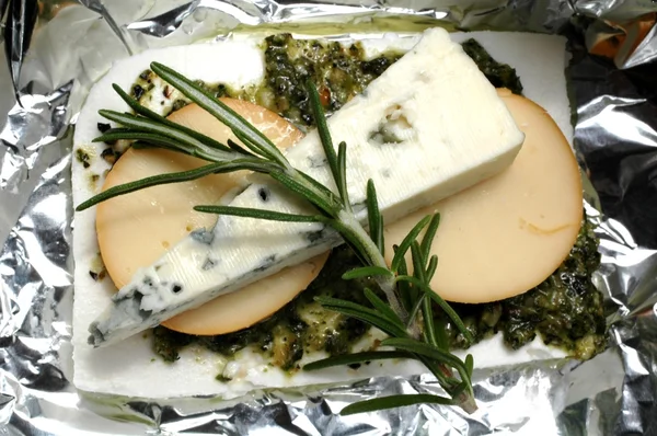 Rebanadas de queso con hierbas frescas —  Fotos de Stock