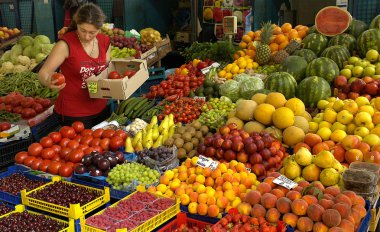 Satıcı sebze piyasada Sofya, Bulgaristan için 16 Haziran 2008 satıyor.