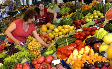 Satıcı sebze piyasada Sofya, Bulgaristan için 16 Haziran 2008 satıyor.
