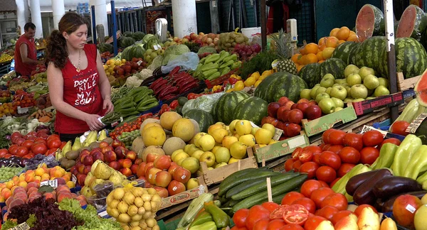 Vendor sells vegetables at the market in Sofia, Bulgaria Jun 16, 2008 — Stock Photo, Image