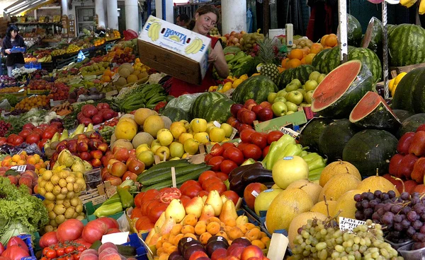 Satıcı sebze piyasada Sofya, Bulgaristan için 16 Haziran 2008 satıyor.