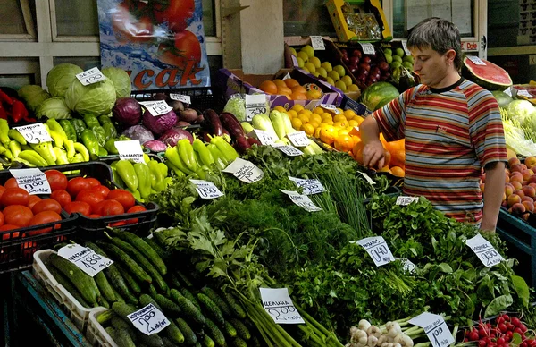 Vendedor vende verduras en el mercado en Sofía, Bulgaria Jun 16, 2008 — Foto de Stock