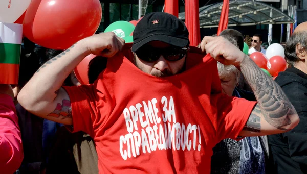 Socialist supporters participate in a rally to mark May Day, May 1, 2015 in Sofia, Bulgaria — Stock Photo, Image