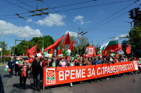 Соціалістична прихильників брати участь у мітингу з нагоди Першотравнева, 1 травня 2015 у Софії, Болгарія — стокове фото
