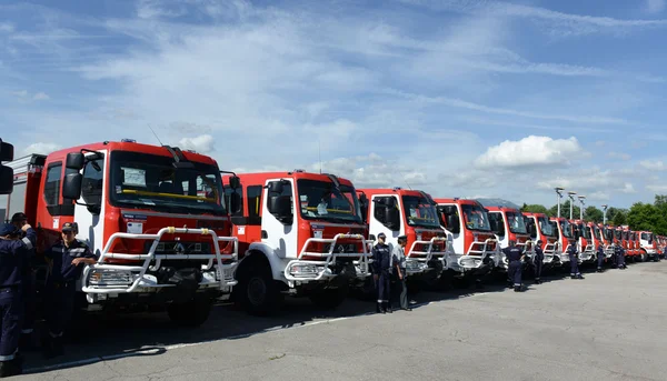 Sofia, Bulgaristan - 9 Haziran 2015: Yeni itfaiye araçları onların itfaiyeciler için sunulmaktadır
