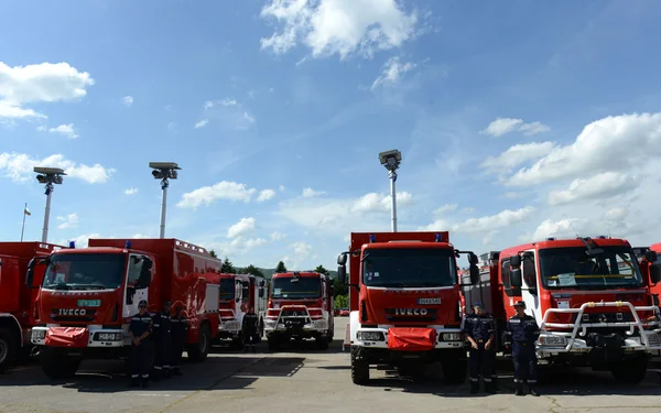 Sofia, Bulgarien - 9 juni 2015: Nya brandbilar presenteras för deras brandmän — Stockfoto