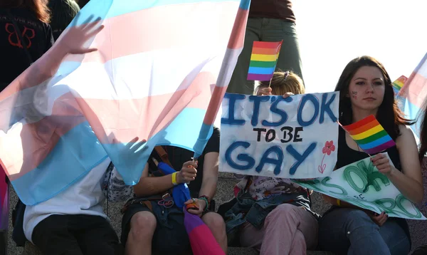 1000 personas participaron en el desfile del Orgullo Gay de París — Foto de Stock