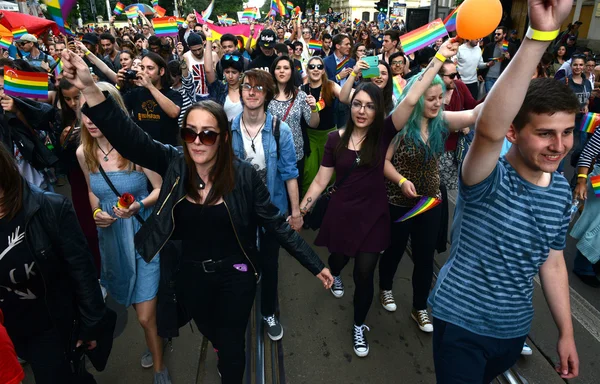 1000 personas participaron en el desfile del Orgullo Gay de París — Foto de Stock