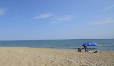 İnsanlar rahatlamak üzerinde Ağustos 30, Sinemorets, Bulgaristan'ın Karadeniz sahilde 2015